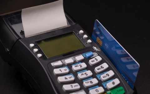 怎么避免信用卡pos机刷卡手续费，pos机哪些信用卡可以免签