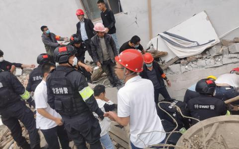甘孜特警徒手刨土 救出一名地震被困男子